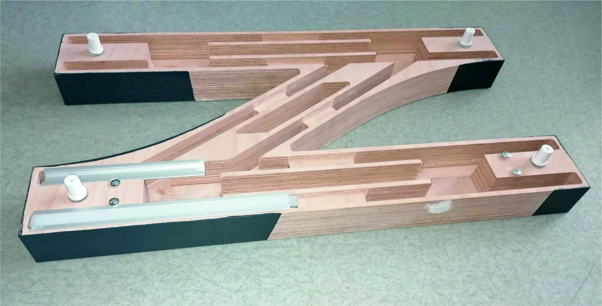 Vyfrézované logo pro podsvícení